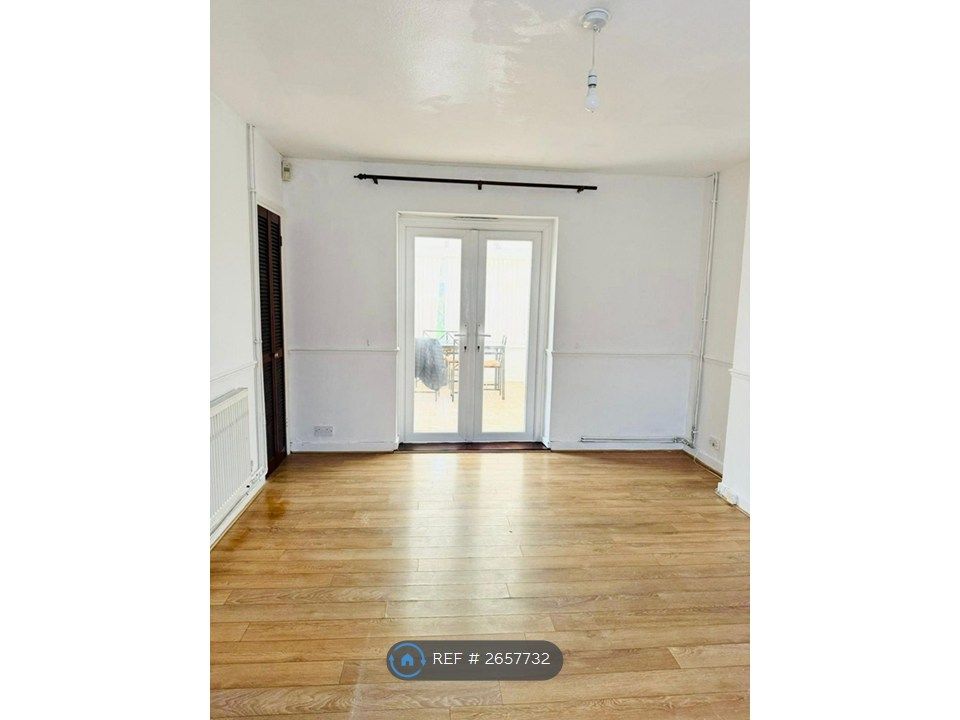 Property photo 3 of 17 Living Room