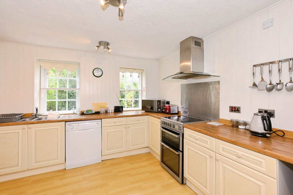 Property photo 3 of 10 Kitchen