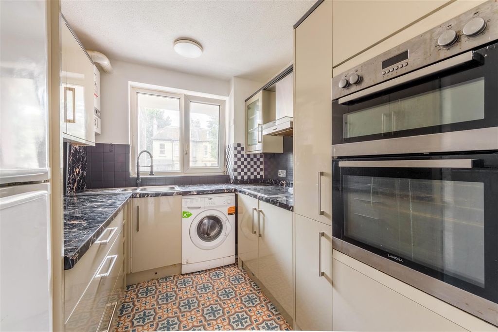 Property photo 3 of 22 Flat 11 Cromwell Court-3.Jpg