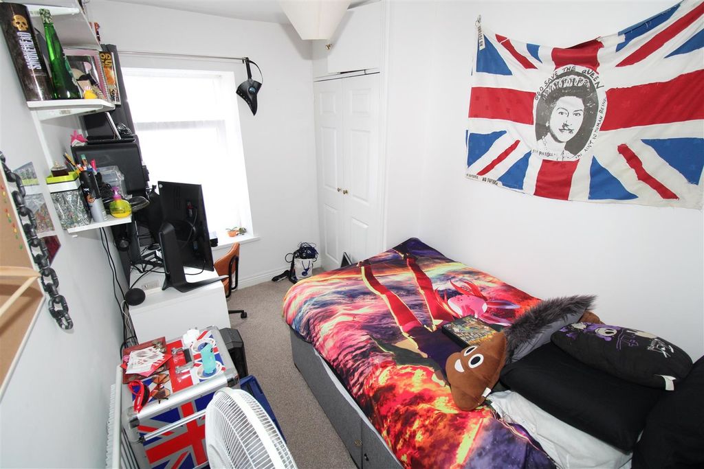 Property photo 1 of 7 Bright Bedroom With Desk And Built-In Storage...