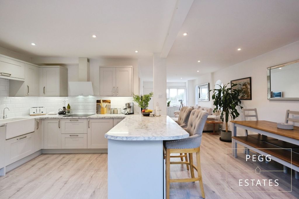 Property photo 3 of 31