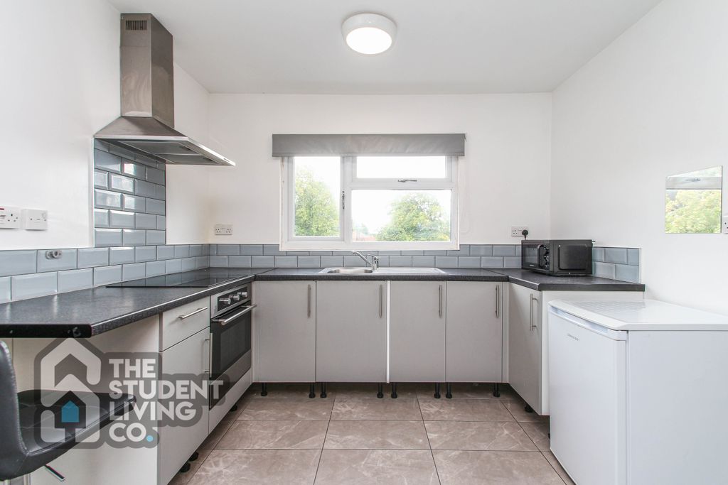 Property photo 2 of 28