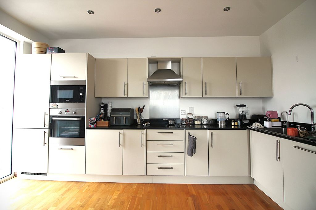 Property photo 2 of 10 Kitchen