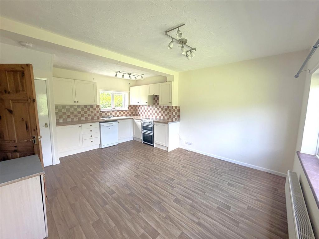 Property photo 2 of 10 Kitchen/Dining Room