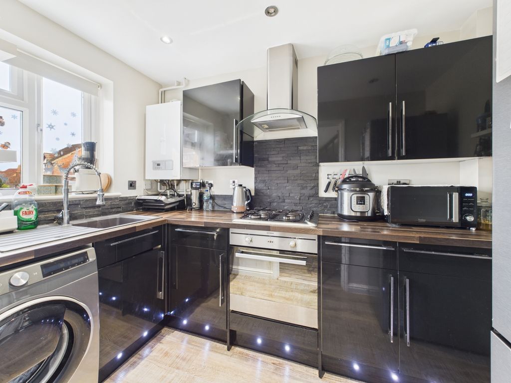 Property photo 2 of 11 Kitchen