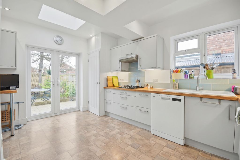 Property photo 3 of 23 Kitchen