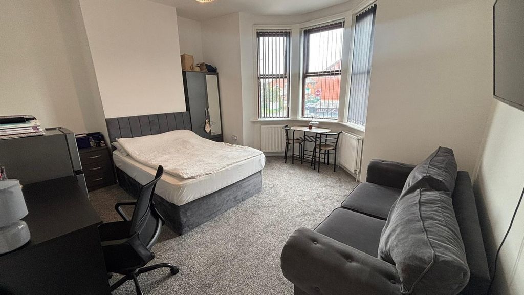 Property photo 1 of 10 A Spacious And Well-Maintained Master Bedroom Feat...