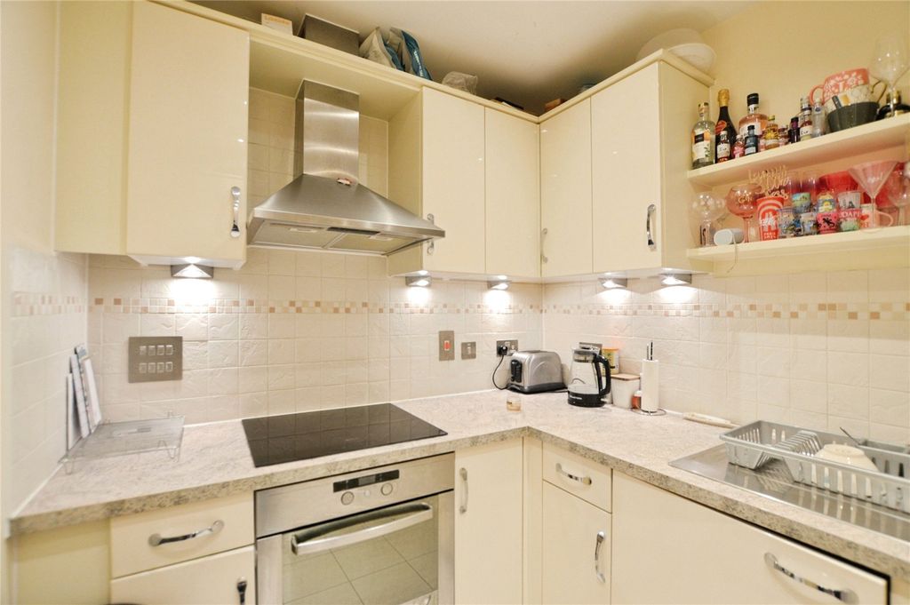 Property photo 3 of 10 Kitchen