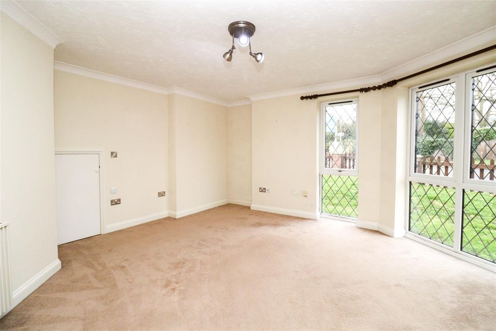 Property photo 3 of 8 Living/Dining Room