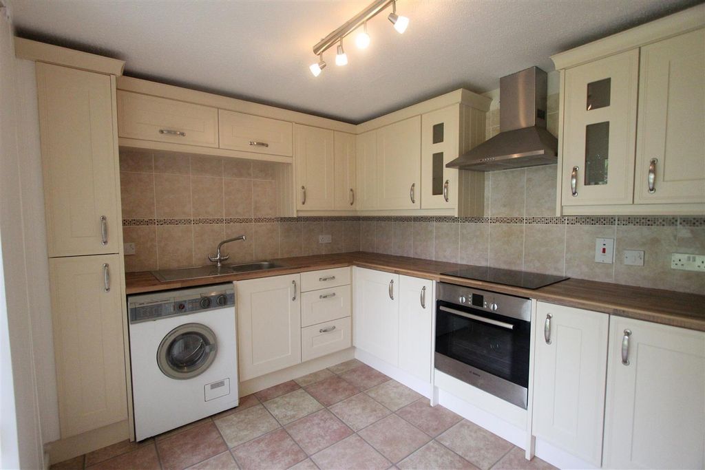 Property photo 3 of 8 Kitchen