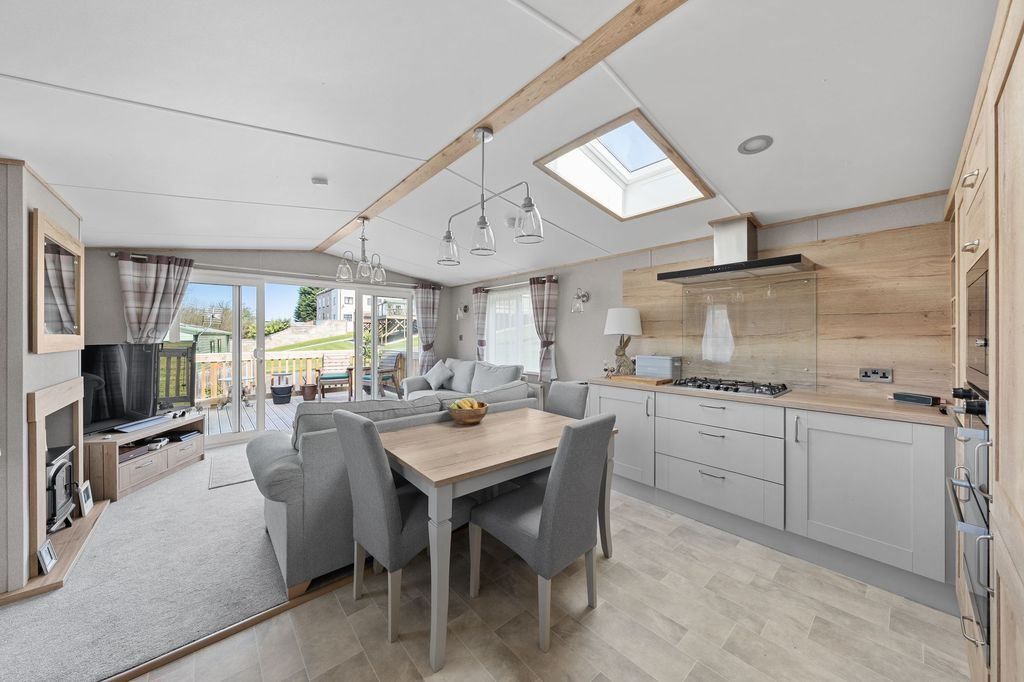 Property photo 2 of 33