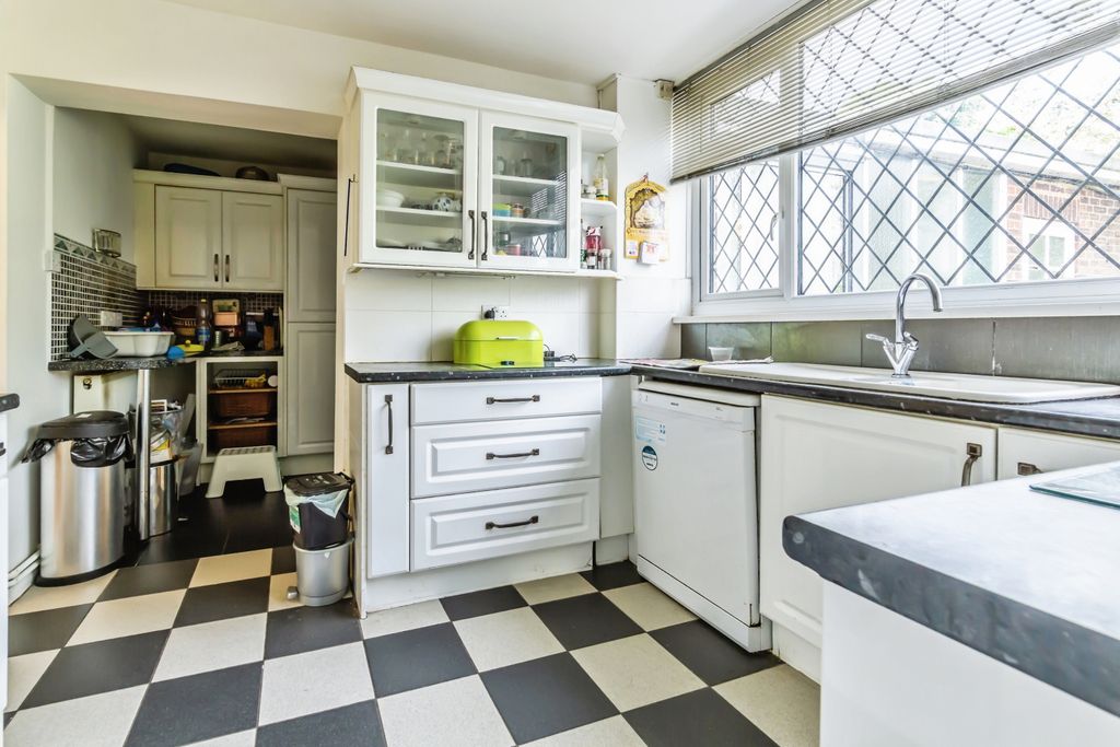 Property photo 2 of 19 Kitchen