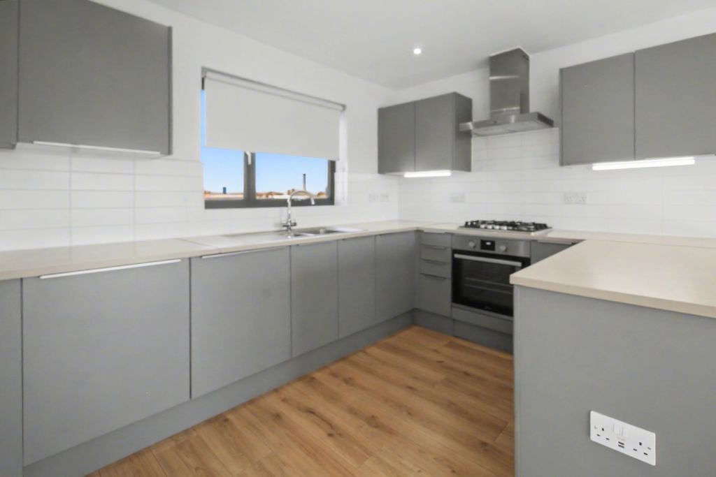 Property photo 3 of 10 3.Kitchen.Jpg