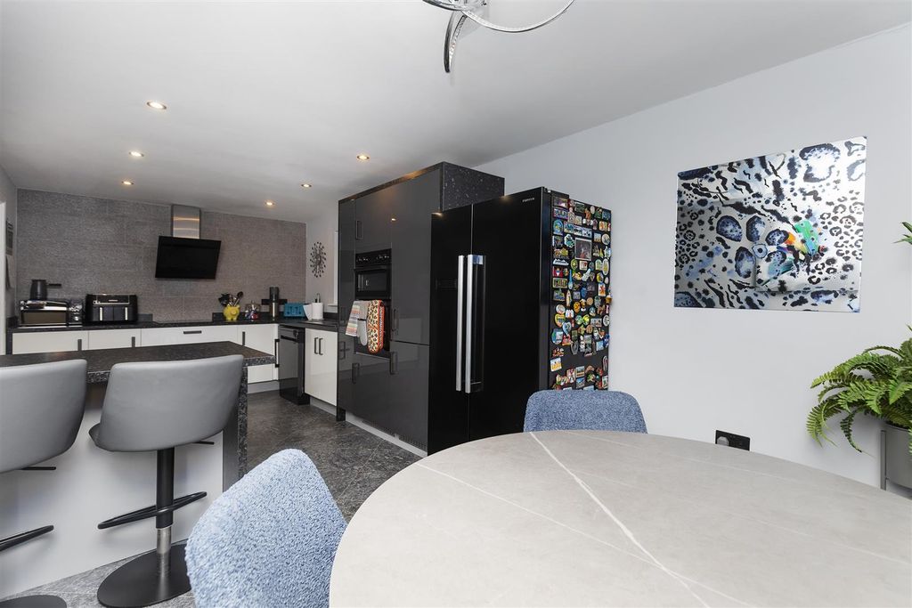 Property photo 3 of 37