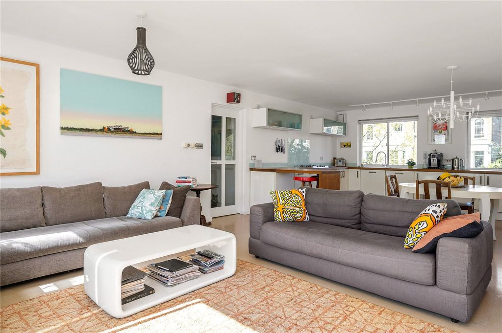 Property photo 3 of 16 Reception/Kitchen