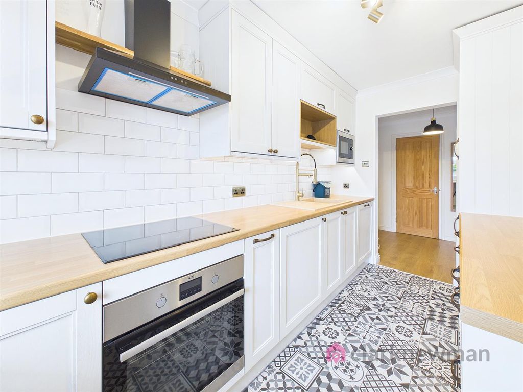 Property photo 3 of 12 Kitchen