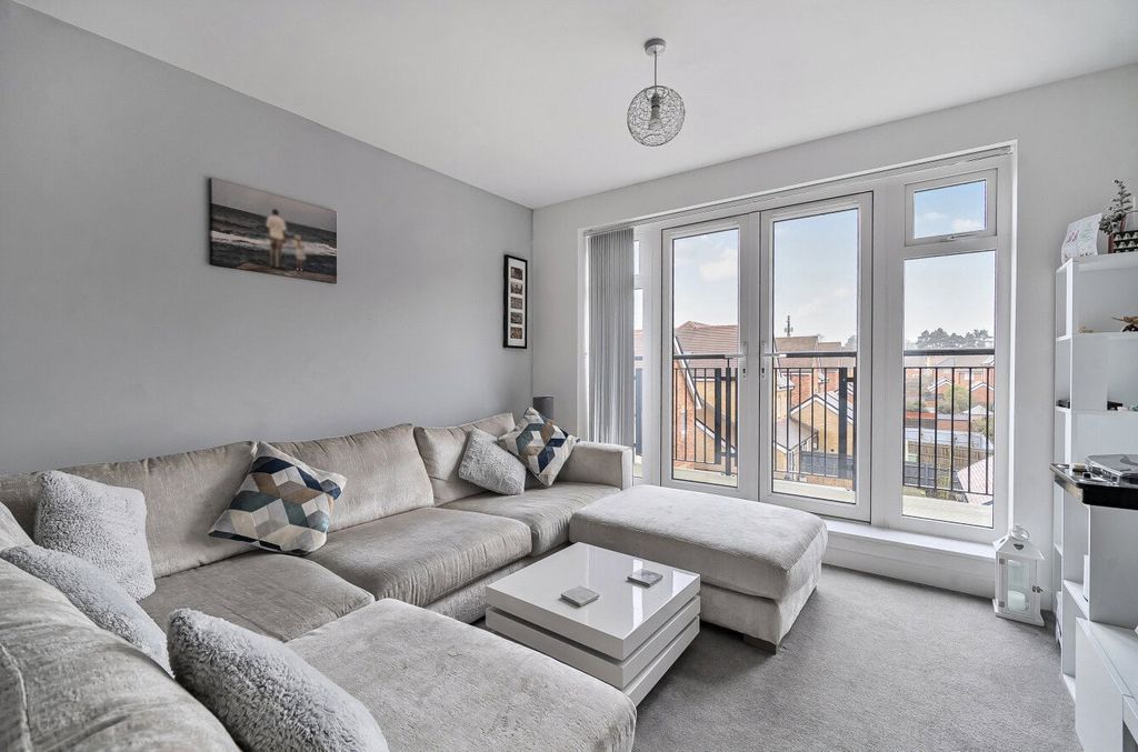 Property photo 1 of 12 1418796-7-699700d...