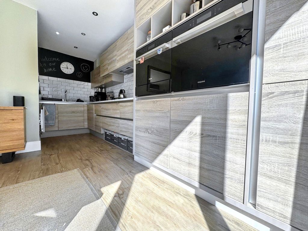 Property photo 2 of 28