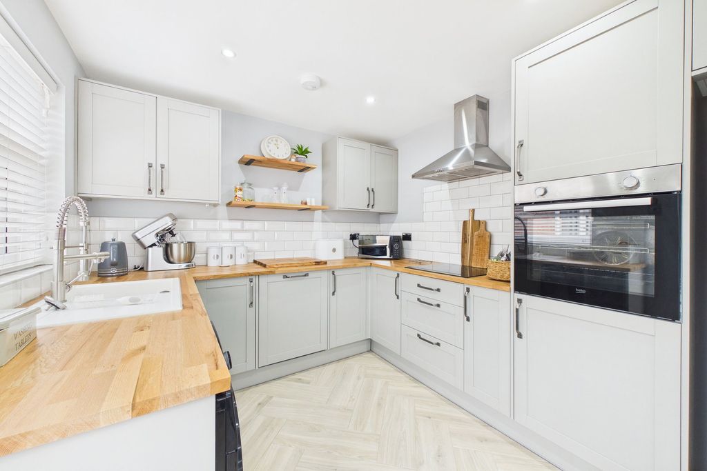 Property photo 3 of 25