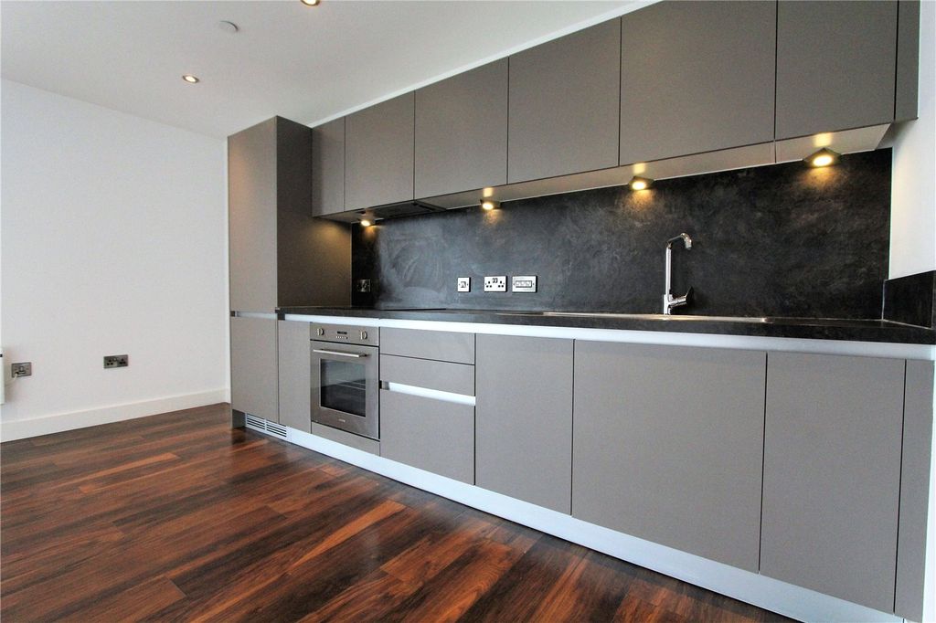 Property photo 3 of 11 Kitchen