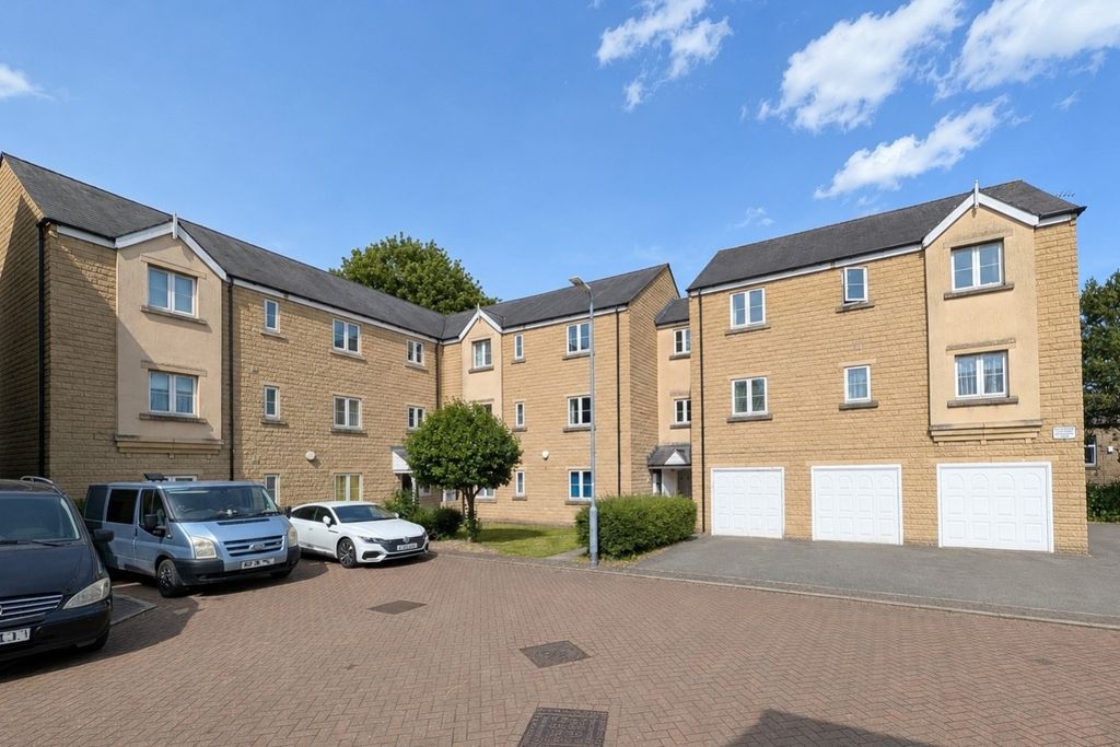 Property photo 1 of 16 Larkfield Court Ewemove Brighouse (7)