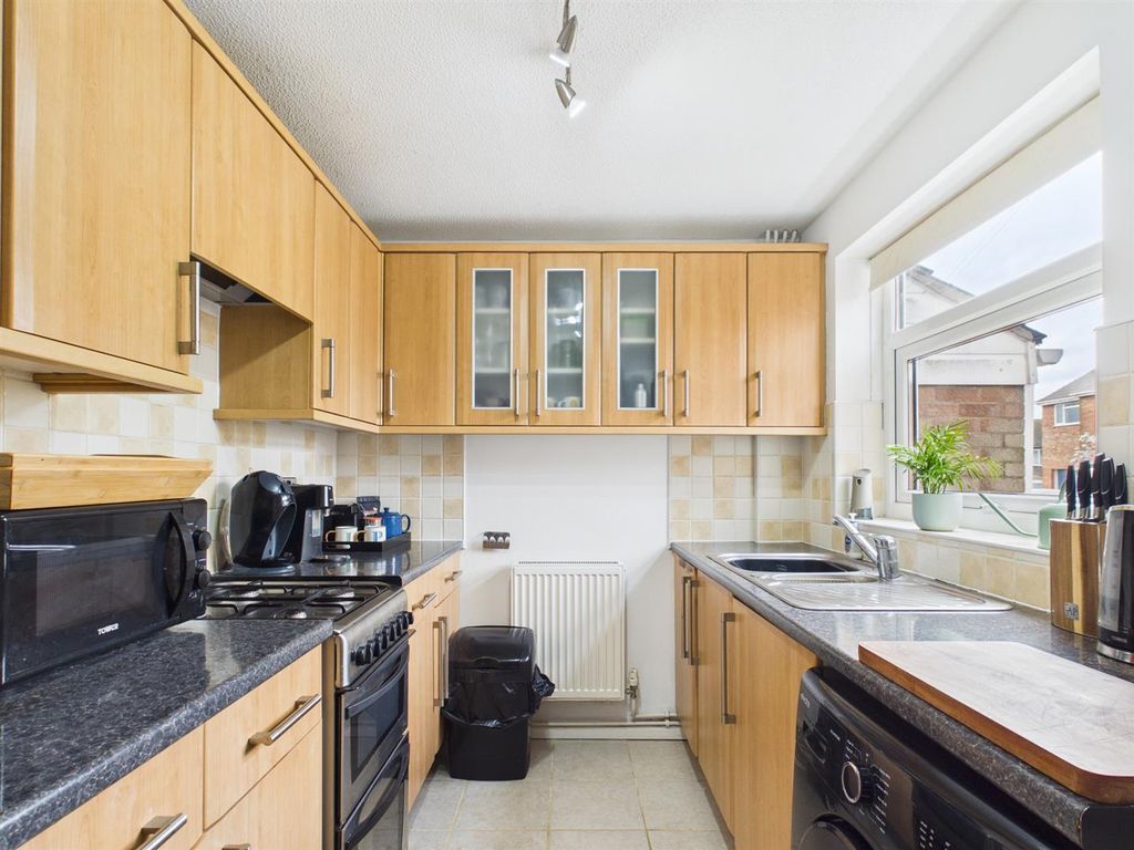 Property photo 2 of 10 Kitchen