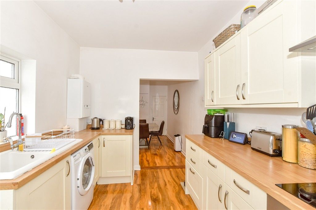 Property photo 3 of 10 Kitchen
