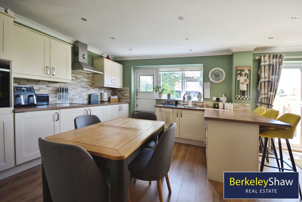 Property photo 2 of 16 Pbox-Img.Jpg