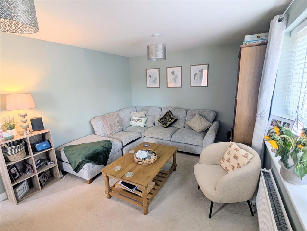 Property photo 3 of 12 Lounge