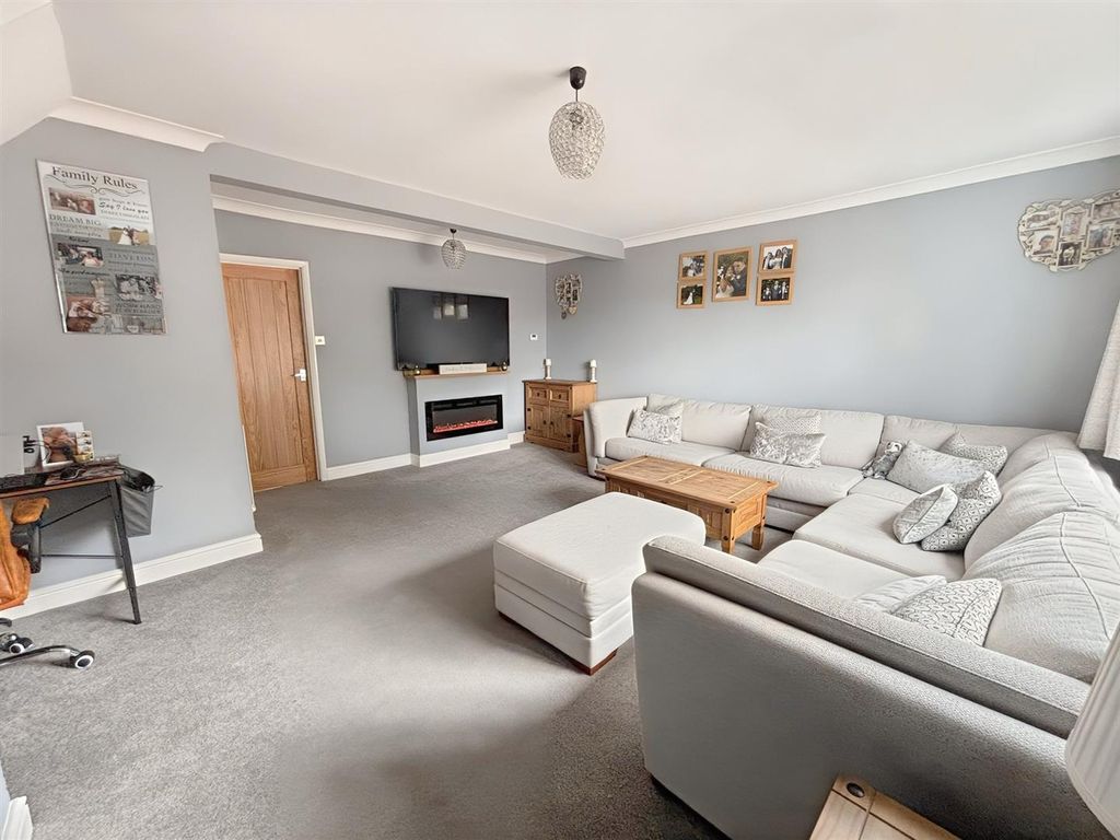 Property photo 2 of 27