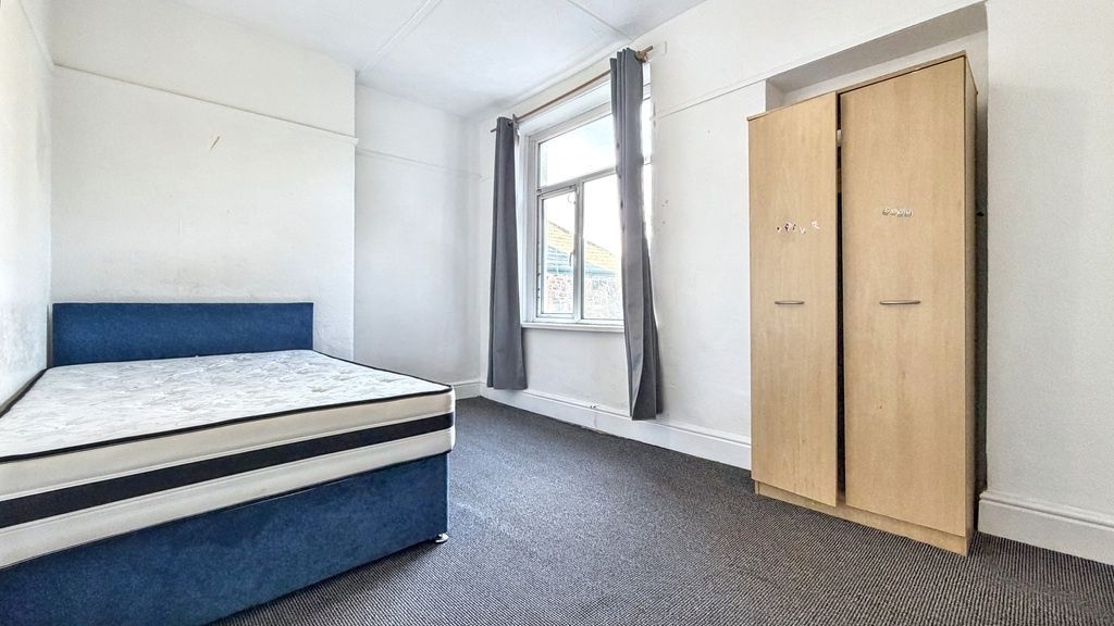 Property photo 3 of 13 Bright, Simply Furnished Bedroom With A Comfortabl...