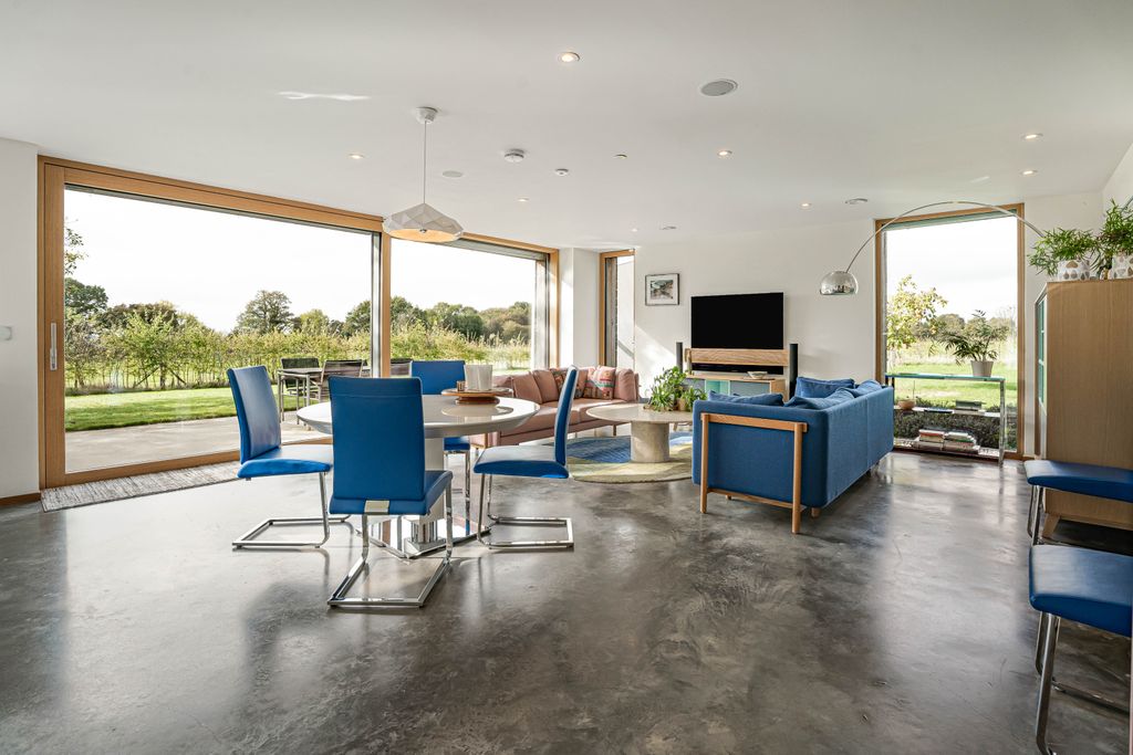 Property photo 2 of 22 Lounge/Diner