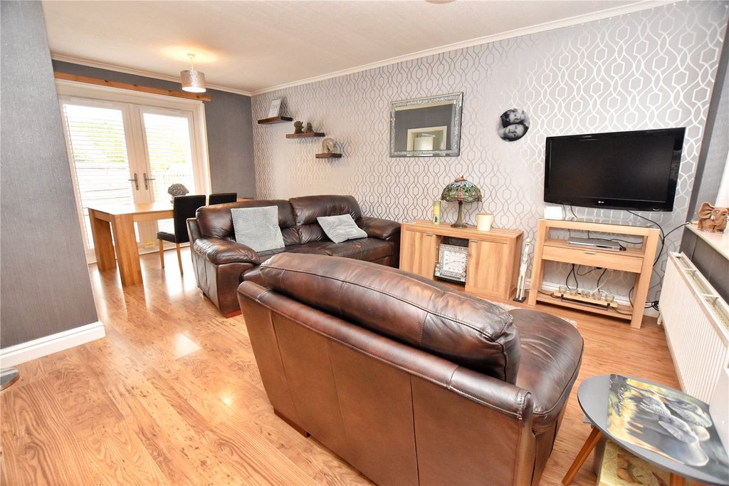 Property photo 3 of 19 Lounge