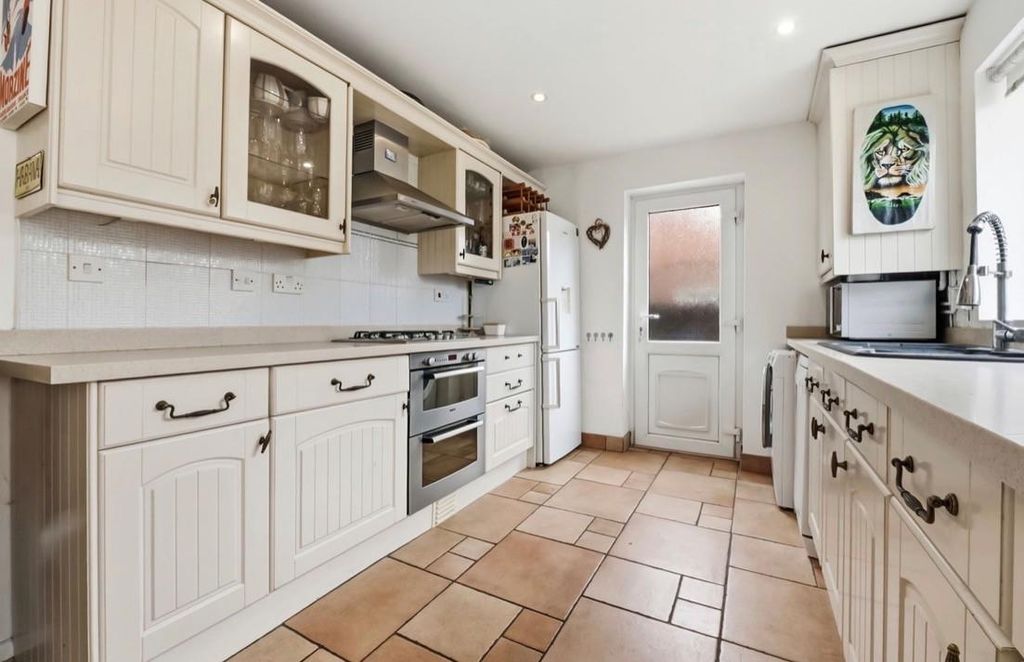 Property photo 3 of 23 Kitchen B.Jpg