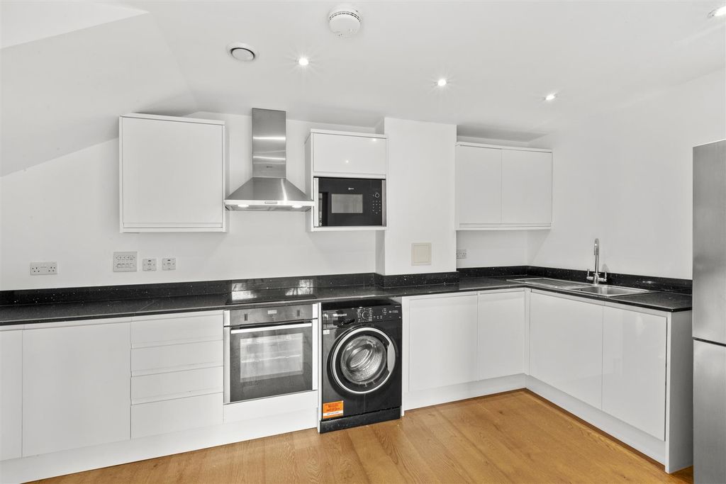 Property photo 3 of 10 Kitchen