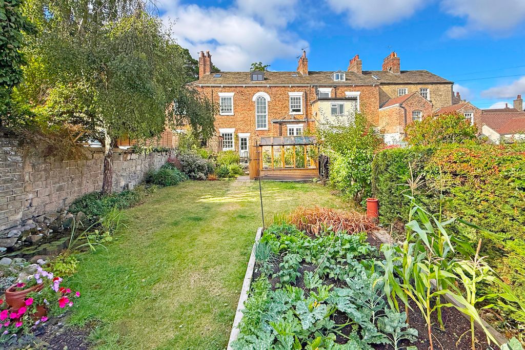 Property photo 2 of 27