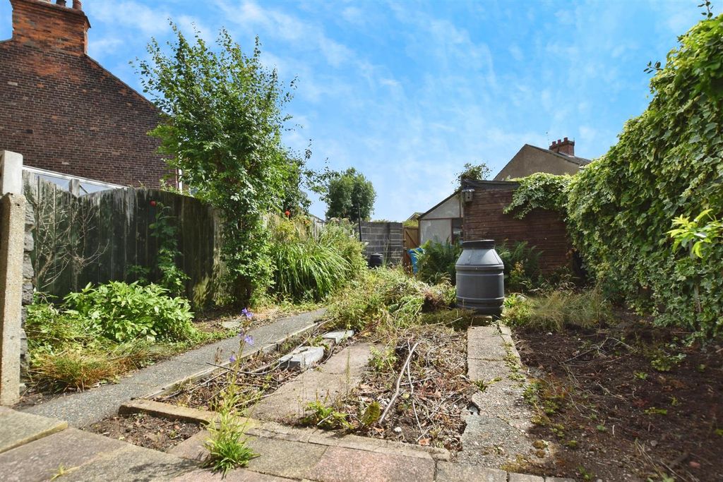 Property photo 3 of 19 Gardens