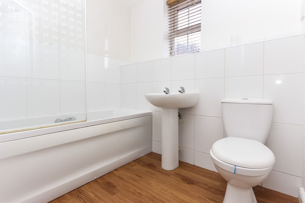 Property photo 3 of 9 Bathroom
