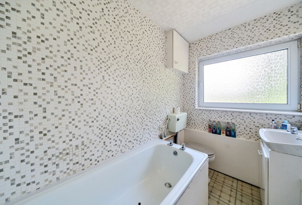 Property photo 3 of 9 1299693-19-683825...