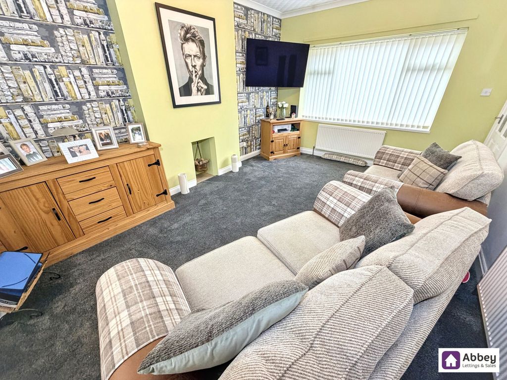 Property photo 3 of 14 Lounge