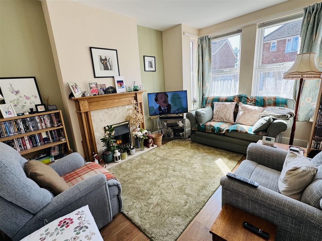 Property photo 2 of 16 Lounge: