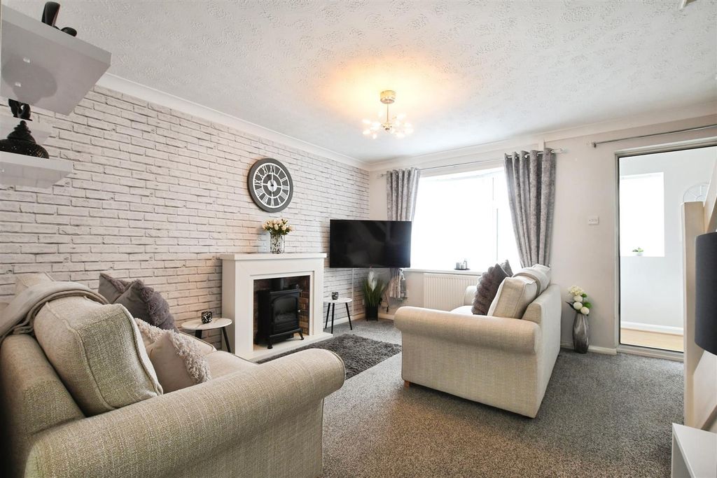 Property photo 2 of 16 Lounge