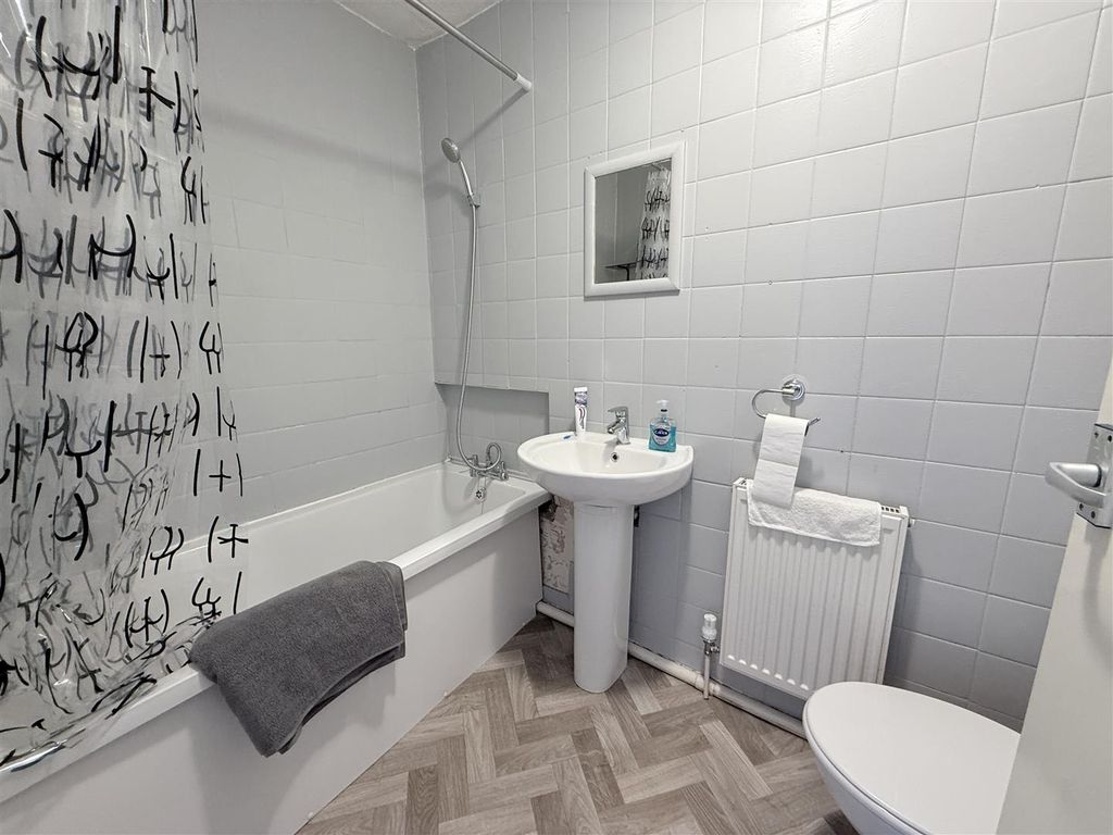 Property photo 2 of 7 Bathroom