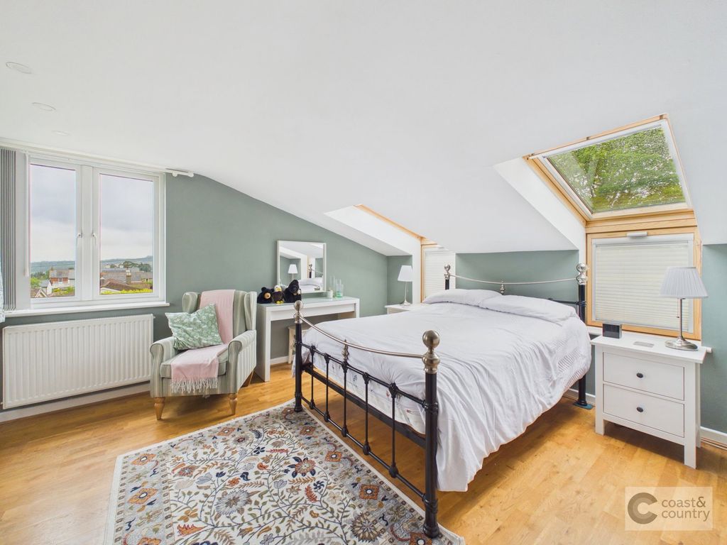 Property photo 3 of 32