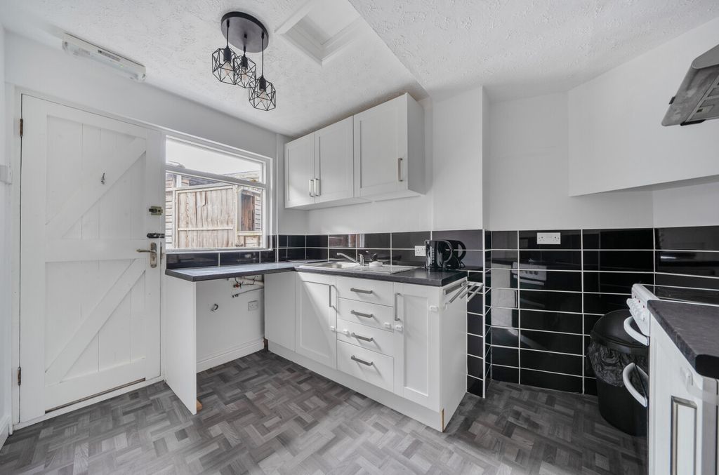 Property photo 3 of 22 1437364-13-69Cedd...