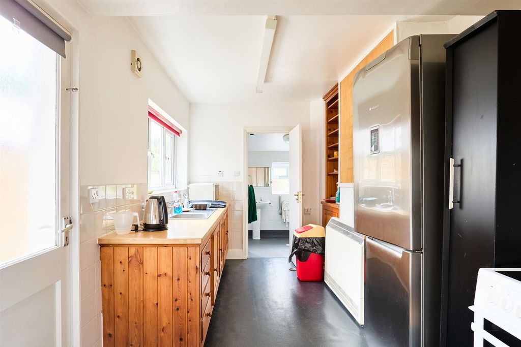 Property photo 2 of 32