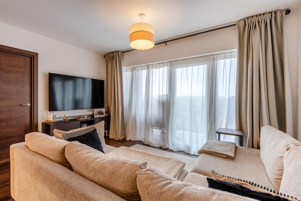 Property photo 3 of 19 Lounge/Kitchen