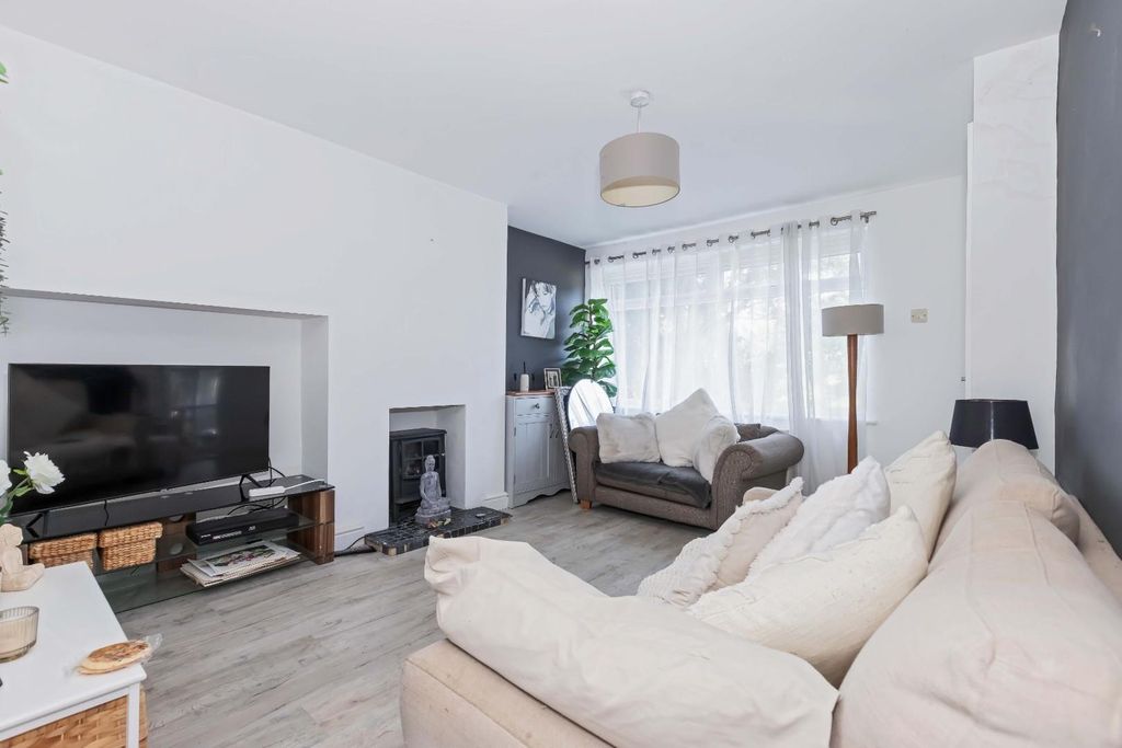 Property photo 2 of 18 Shadwells Close_8.Jpg