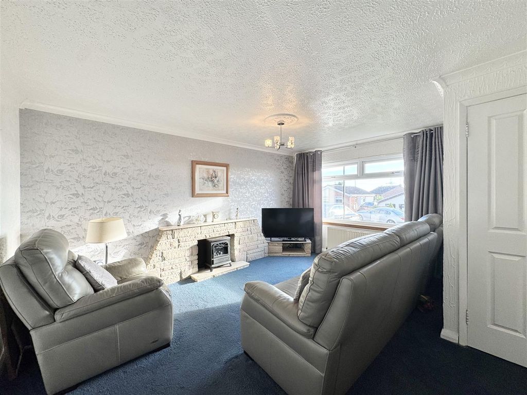 Property photo 2 of 13 Lounge