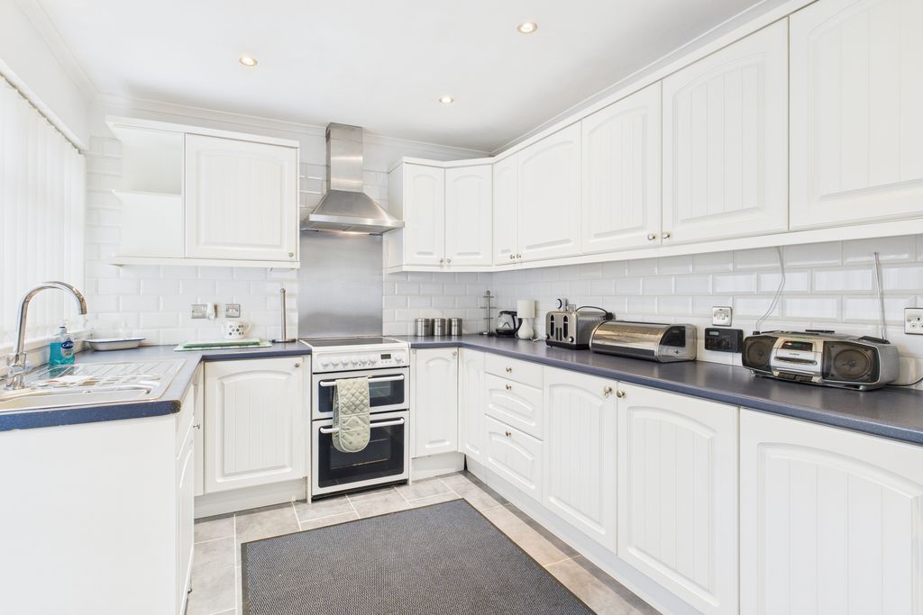 Property photo 2 of 21